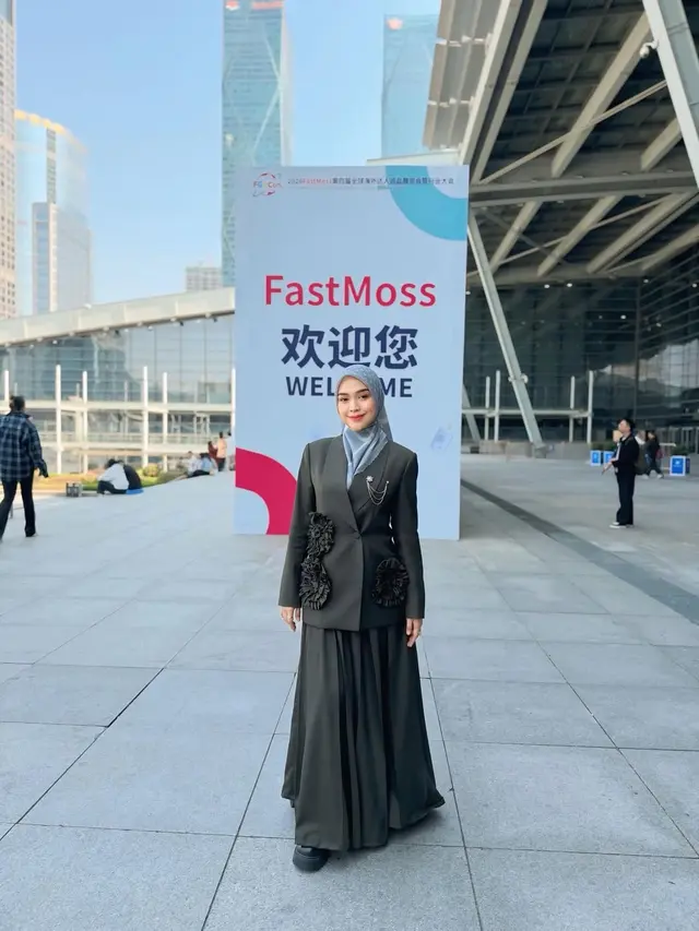 Adu Gaya Formal Fuji Utami dan Ria Ricis Jadi Pembicara di China, Padukan Setelan Blazer dan Rok