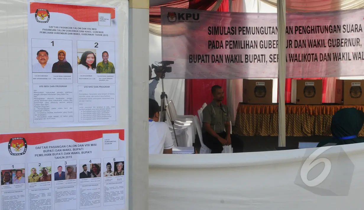 Suasana simulasi pemungutan dan penghitungan suara Pemilihan Gubernur dan Wakil Gubernur, Bupati dan Wakil Bupati, Walikota dan Wakil Walikota di TPS Halaman Gedung KPU RI, Jakarta Pusat, Selasa (7/4/2015). (Liputan6.com/Herman Zakharia)