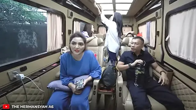 Ashanty saat mobil mewahnya bocor (YouTube/The Hermansyah A6)