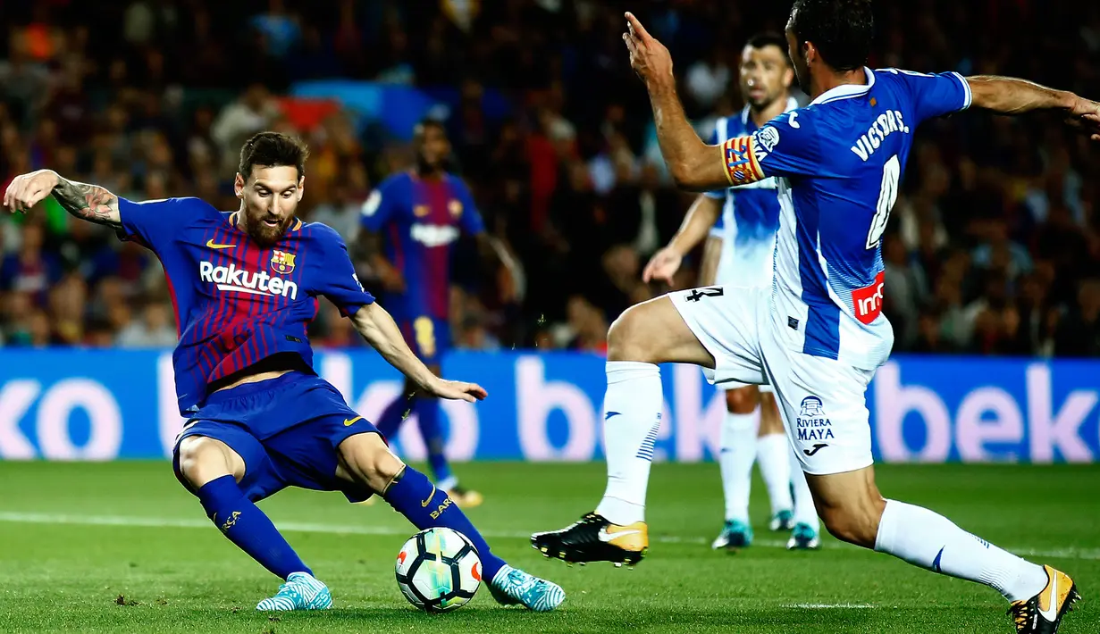 Penyerang Barcelona, Lionel Messi melakukan tendengan yang akhirnya membuahkan gol saat Barcelona melawan Espanyol dalam pertandingan Liga Spanyol di stadion Camp Nou, Barcelona (9/9). Barcelona menang 5-0 atas Espanyol. (AP Photo/Manu Fernandez)