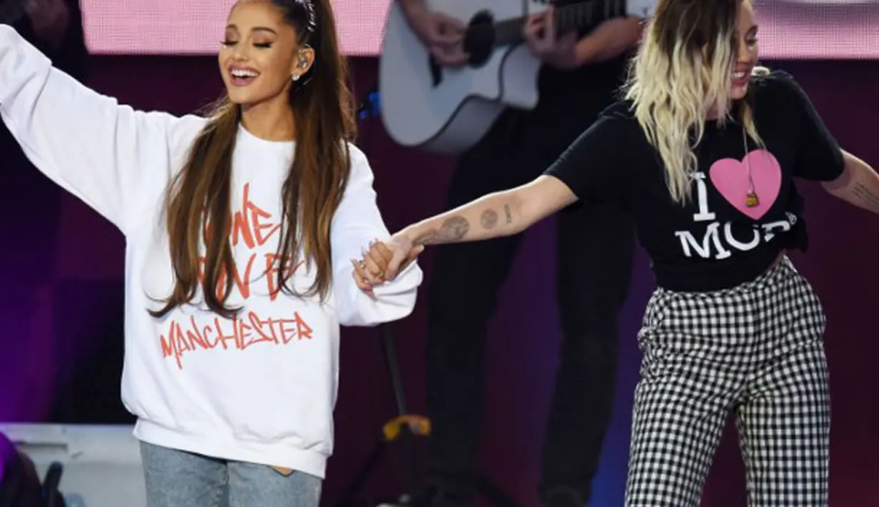 Tidak sendiri, beberapa penyanyi lainnya pun turut hadir memeriahkan konser ini seperti Justin Bieber dan Miley Cirus. Penampilan mereka pun sangat membuat penonton sangat terenyuh karena dengan penuh penjiawaan menyanyikannya. (AFP/Bintang.com)