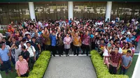 Menteri Luar Negeri RI, Retno Marsudi (tengah, depan) bersama dengan peserta penyerahan 300 paspor RI kepada keturunan Indonesia (3/1/2018) yang menetap tanpa dokumen kewarganegaraan selama lintas generasi di Filipina selatan. (sumber: Kemlu RI)