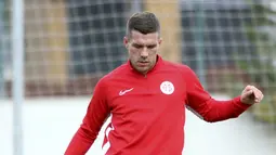 Penyerang baru Antalyaspor, Lukas Podolski menendang bola saat mengikuti latihan di Antalya, Turki (27/1/2020). Pemain 34 tahun ini bakal mengenakan nomor punggung 11 di Antalyaspor. (AP Photo)