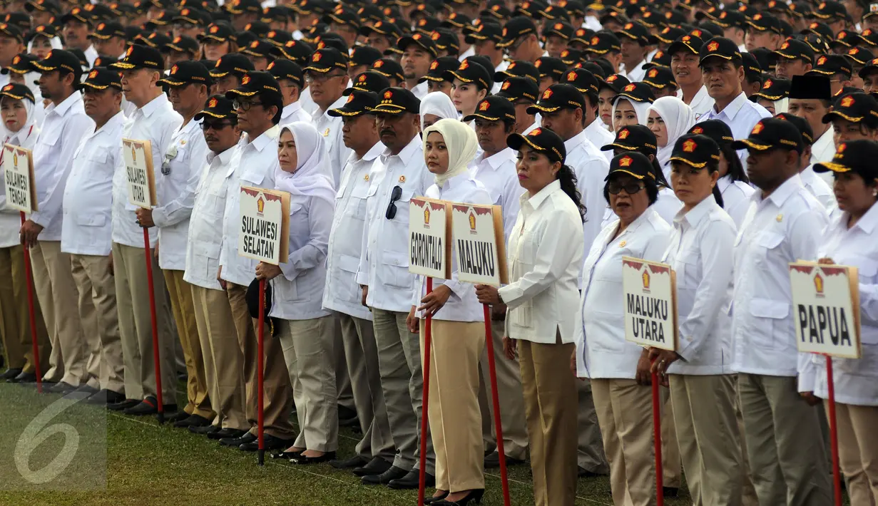 Ratusan anggota Dewan Perwakilan Rakyat Daerah dari Fraksi Partai Gerindra melakukan upacara perayaan HUT RI ke-70 di Lapangan Nusantara Polo Club, Bogor, Jawa Barat, Senin (17/8/2015). (Liputan6.com/Helmi Fithriansyah)