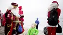 Sejumlah peserta Kongres Santa Claus Dunia 2015 saat tiba untuk berenang di pantai Bellevue di Copenhagen, Denmark, Minggu (21/7/2015). (REUTERS/Scanpix Denmark/Erik Refner) 