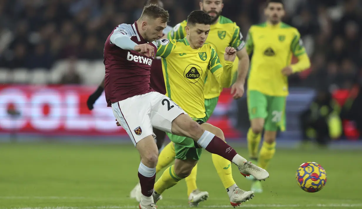 Penampilan Jarrod Bowen benar-benar merepotkan pertahanan Norwich City. Ia berhasil membuat peluang pertama saat laga baru berjalan tiga menit. Sayangnya, bola masih bisa diselamatkan kiper Tim Krul. (AP/Ian Walton)