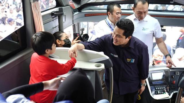 Menteri BUMN Erick Thohir melepas program mudik gratis bersama BUMN 2023 di area Plaza Barat Gelora Bung Karno (GBK), Jakarta, Selasa (18/4/2023). (Dok KBUMN)