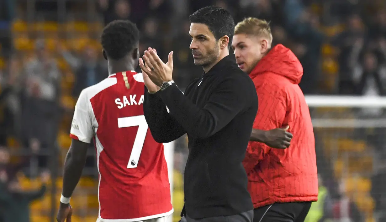 Pelatih Arsenal, Mikel Arteta memberi aplaus kepada para fans Arsenal setelah berakhirnya laga pekan ke-33 Premier League 2023/2024 menghadapi Wolverhampton Wanderers di Molineux Stadium, Wolverhampton, Sabtu (20/4/2024). (AP Photo/Rui Vieira)