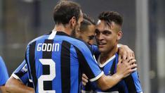 Para pemain Inter Milan merayakan gol yang dicetak oleh Lautaro Martinez ke gawang Torino pada laga Serie A di Stadion Giuseppe Meazza, Senin (13/7/2020). Inter Milan menang 3-1 atas Torino. (AP Photo/Luca Bruno)