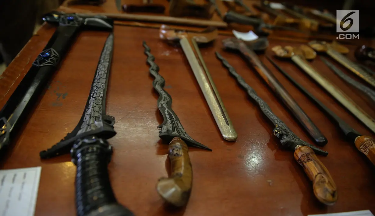Puluhan keris dari Paguyuban Tosan Aji Jayakarta yang dipamerkan dalam acara silaturrahim Kebudayaan di Gedung PBNU, Jakarta, Jumat (28/7). Sebanyak 99 keris dari Bali dan Jawa dipamerkan. (Liputan6.com/Faizal Fanani)