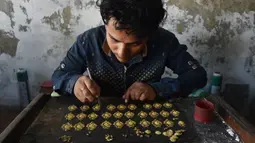 Perajin membuat perhiasan buatan tangan di Vakurta, wilayah pinggiran Dhaka, Bangladesh, 10 Februari 2020. Desa tersebut, yang berjarak 30 menit berkendara dari Dhaka, merupakan pusat para artisan dan perajin perhiasan tradisional Bangladesh. (Xinhua/Stringer)