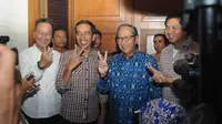 Capres Joko Widodo menyambangi Ginandjar Kartasasmita di kediamannya, Jakarta, Senin (16/6/14). (Liputan6.com/Herman Zakharia)