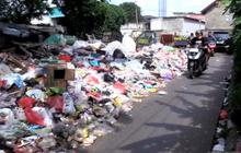 Warga Keluhkan Jalan Sempit Imbas Tumpukan Sampah Cakung Barat yang Menggunung