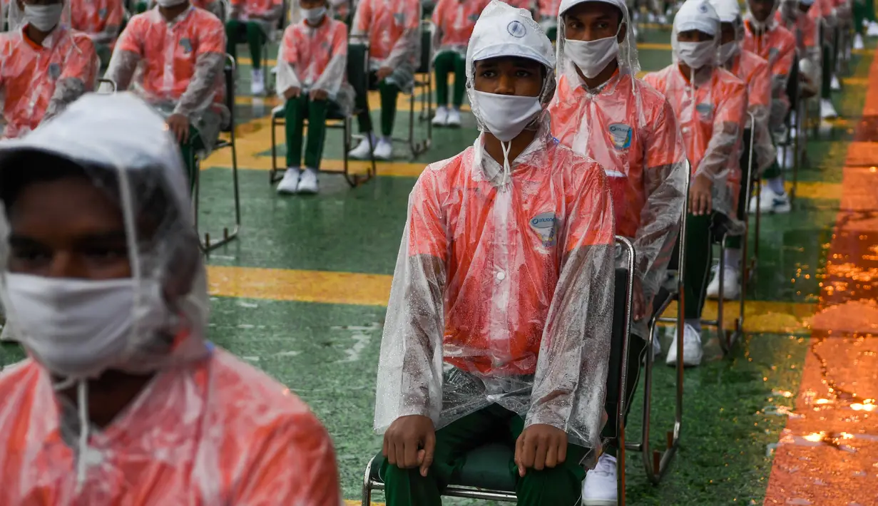 Anak-anak sekolah menghadiri gladi bersih untuk perayaan Hari Kemerdekaan India ke-74 di Benteng Merah di New Delhi, India, Kamis, (13/8/2020). India merayakan Hari Kemerdekaan ke-74 pada 15 Agustus. (AFP Photo/Prakash Singh)