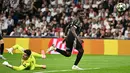 Di babak kedua, pada menit ke-65, The Gunners membuka keunggulan lewat aksi Bukayo Saka yang berhasil mengecoh penjaga gawang Los Blancos, Thibaut Courtois. (JAVIER SORIANO/AFP)
