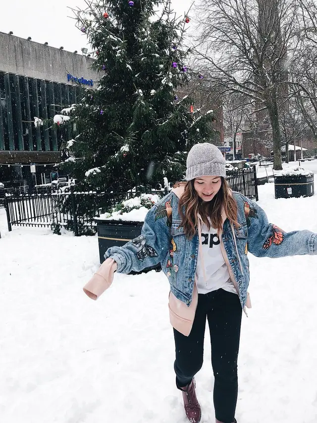 [Bintang] Nggak Menggigil Waktu Hujan, Intip 5 Gaya Kece Ala Shaloom Razade