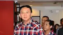 Calon Gubernur DKI Basuki Tjahaja Purnama saat sebelum peluncuran aplikasi Go Ahok2 di Jakarta, Senin (28/11). Aplikasi ini bagian dukungan pada Ahok-Djarot. (Liputan6.com/Helmi Fithriansyah)
