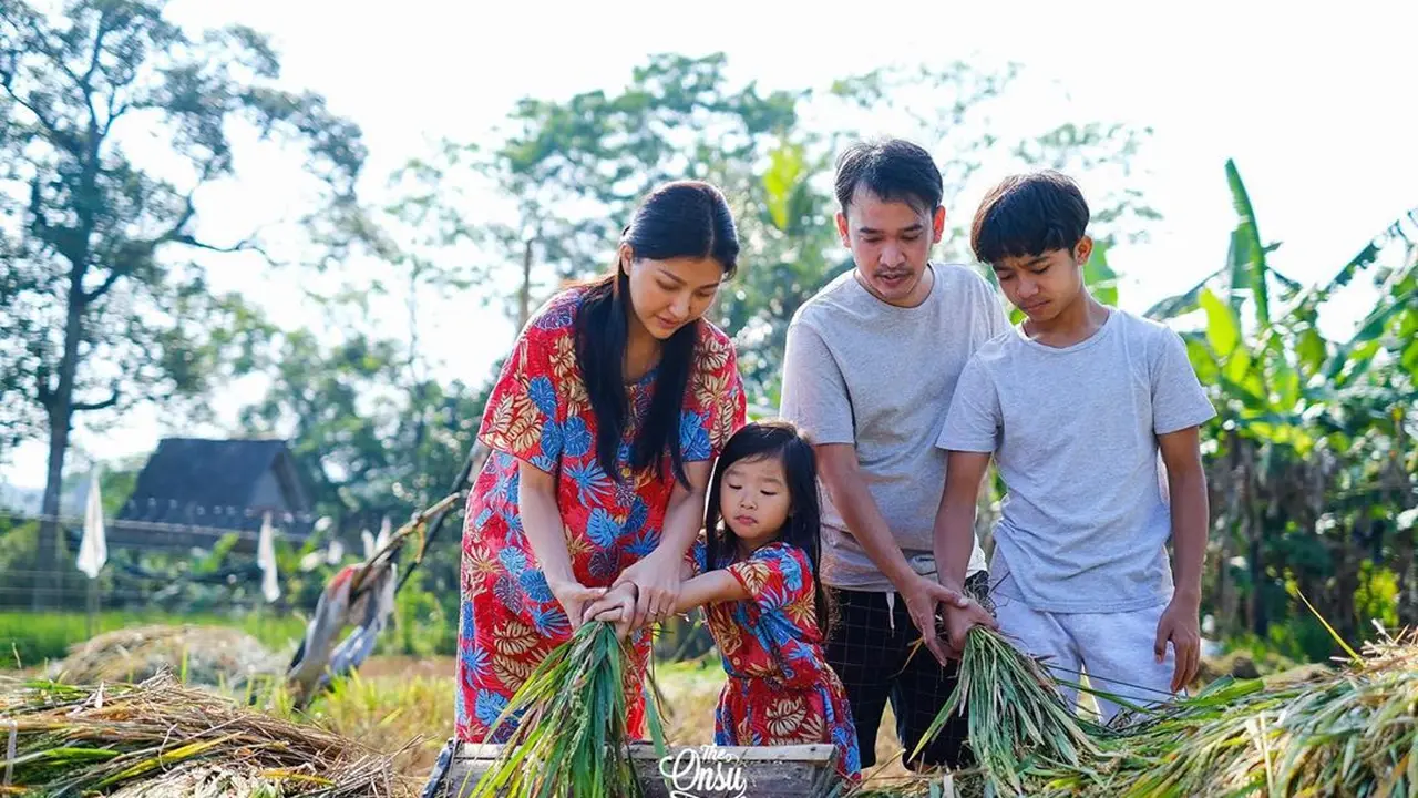 6 Momen Seru Liburan Keluarga Ruben Onsu, Ajak Anak Panen Padi