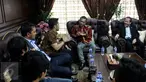 Wakil ketua DPR Taufik Kurniawan (kanan) bertemu dengan pelaku film dan musik seperti Hengky Kurniawan dan Ian Kasela beserta anggota Komisi X Anang Hermansyah di Kompleks MPR/DPR, Senayan, Jakarta,  (18/1). (Liputan6.com/Johan Tallo)