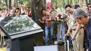 Gubernur DKI Jakarta Ahok saat memotong pita tanda peresmian masuknya 2 ekor jerapah baru di Jakarta, Selasa (18/8/2015). Ragunan kini memiliki sepasang Jerapah hasil hibah dari Kebun Binatang Taronga Zoo, Sidney, Australia. (Liputan6.com/Yoppy Renato)