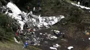 Tim SAR dikerahkan ke lokasi jatuhnya sebuah pesawat penumpang carteran di dekat kota Medellin, Kolombia, Selasa (29/11). Pesawat milik LAMIA Airlines yang membawa 77 orang itu terbang dari Bolivia menuju Medellin, Kolombia. (REUTERS/Jaime Saldarriaga)