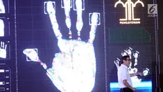 Menkumham, Yasonna H Laoly menekan tombol virtual dibukanya Pasar Inovasi dan Kreativitas di Graha Pengayoman, Jakarta, Selasa (31/10). Ajang ini untuk mengkomersialisasikan produk kekayaan intelektual pelaku bisnis. (Liputan6.com/Helmi Fithriansyah)