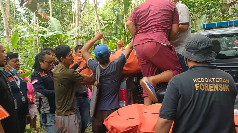 Tim Laboratorium Forensik dan Subnit Jatanras Polda Metro Jaya dibantu petugas Polres Garut, melakukan ekshumasi jasad Siti Fatimah di tanah kelahirannya Kampung Rancabadak, Pakenjeng. (Liputan6.com/Jayadi Supriadin)