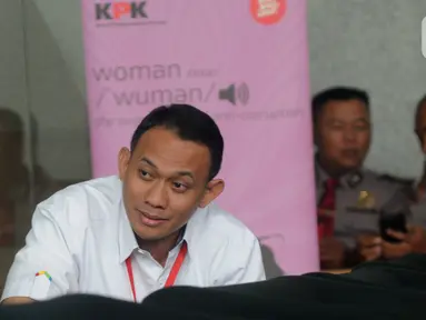 Direktur PT Angkasa Pura Propertindo (APP) Wisnu Raharjo menunggu untuk menjalani pemeriksaan di Gedung KPK, Jakarta, Senin (7/10/2019). Wisnu Raharjo diperiksa sebagai saksi kasus dugaan suap proyek pengadaan pekerjaan baggage handling system (BHS) di 6 bandara. (merdeka.com/Dwi Narwoko)