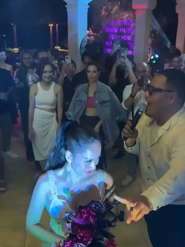 Luna Maya dapat hand bouquet (Instagram/herworldindonesia)