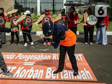 Massa yang tergabung dalam Koalisi Sipil untuk RUU PRT menggelar aksi di depan Gedung DPR, Senayan, Jakarta, Rabu (7/6/2023). Mereka mendesak DPR mengesahkan Rancangan Undang-Undang Perlindungan Pekerja Rumah Tangga (RUU PPRT). (Liputan6.com/Faizal Fanani)