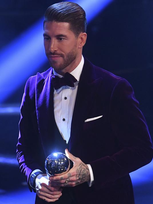 Sergio Ramos menjadi salah satu pemain Real Madrid yang masuk daftar tim terbaik FIFA FIFPro World11 award 2017 pada ajang  The Best FIFA Football Awards, di London,  (23/10/2017). (AFP/Ben Stansall)