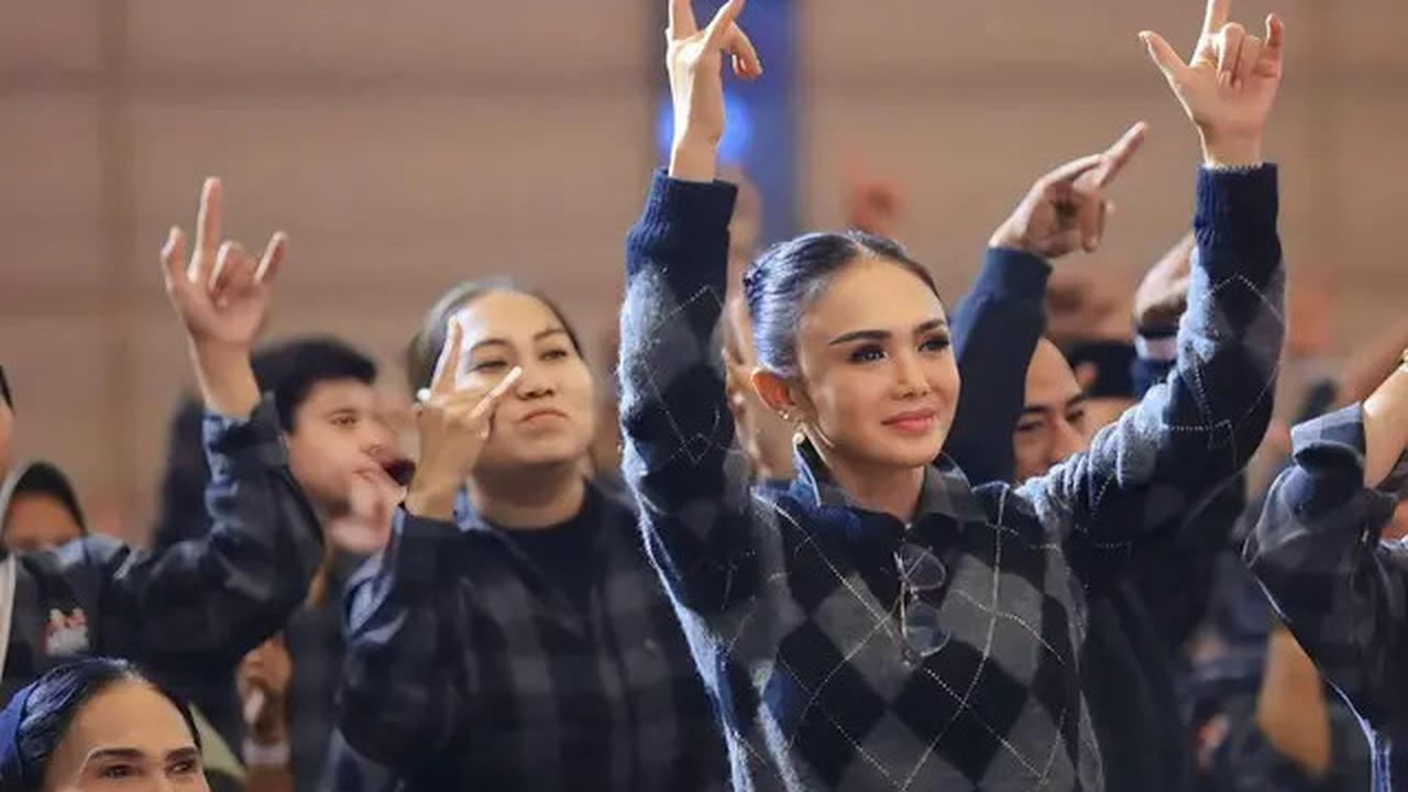 6 Potret Yuni Shara Hadiri Debat Pilkada 2024 Kota Batu Dukung Krisdayanti, Acungkan Salam 3 Jari