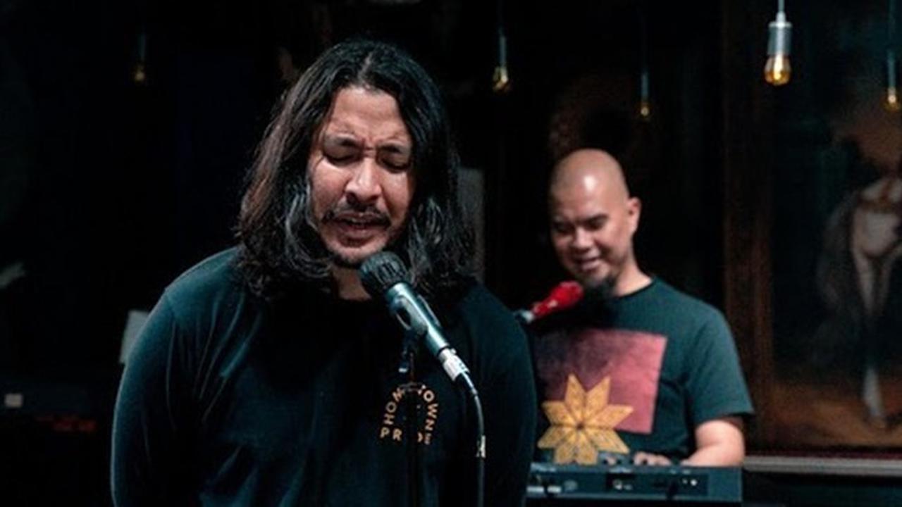 7 Potret Terbaru Ello yang Resmi Jadi Vokalis Dewa 19, Bak Mimpi