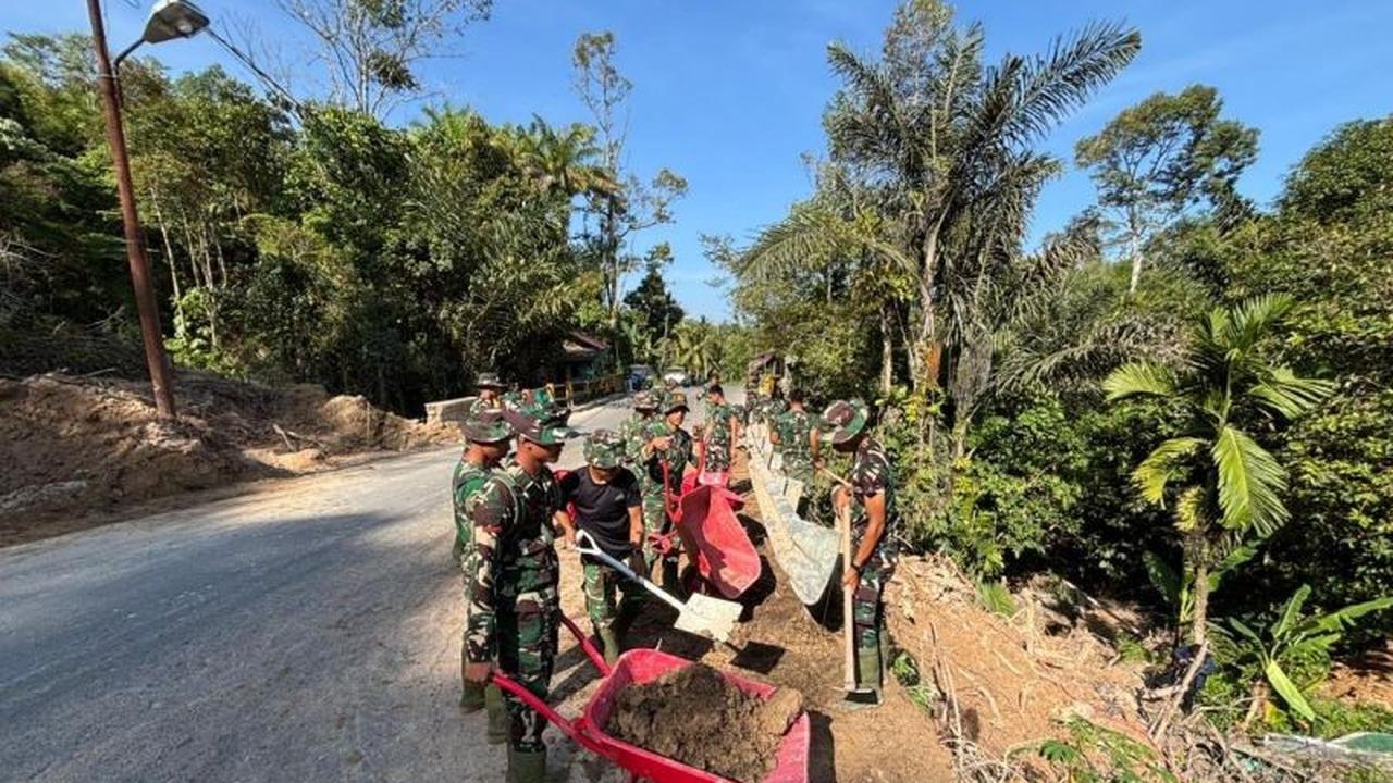 Ratusan Prajurit TNI Bantu Pemulihan Pascabencana Longsor di Adiankoting, Fasilitas Umum Kembali Berfungsi