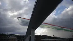 Tim aerobatik Angkatan Udara Italia, Frecce Tricolori (Panah Tiga Warna), terbang di atas Jembatan Saint George Genoa baru di Genoa, Italia, Senin (3/8/2020). Jembatan tersebut dibangun untuk menggantikan viaduk yang ambruk dua tahun lalu dan menewaskan 43 orang. (Xinhua/Stringer)