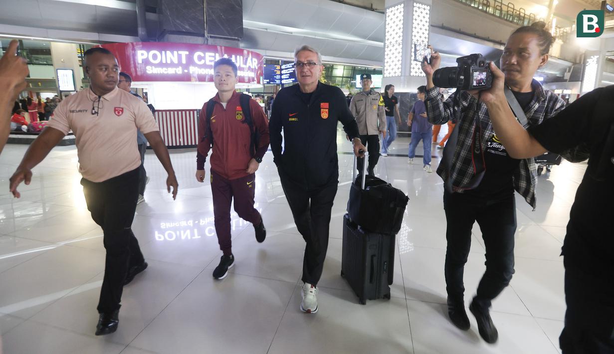 Pelatih Timnas China, Branko Ivankovic, tiba di Terminal 3 Bandara Soekarno-Hatta, tangerang, Senin (2/6/2025). (Bola.com/M Iqbal Ichsan)