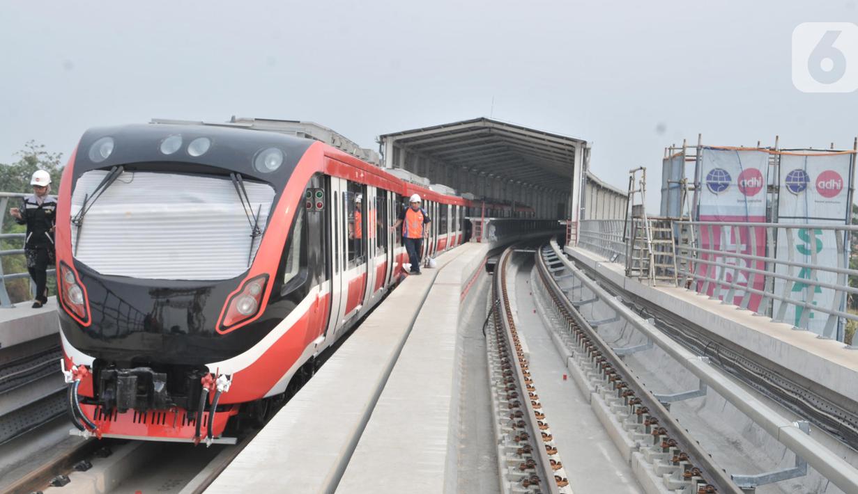 Aktivitas pekerja di Stasiun Light Rail Transit (LRT) Cibubur, Harjamukti, Depok, Minggu (13/10/2019). Progres pembangunan Stasiun LRT Cibubur baru mencapai 60 persen dan ditargetkan rampung serta diuji coba pada November 2019. (merdeka.com/Iqbal S. Nugroho)