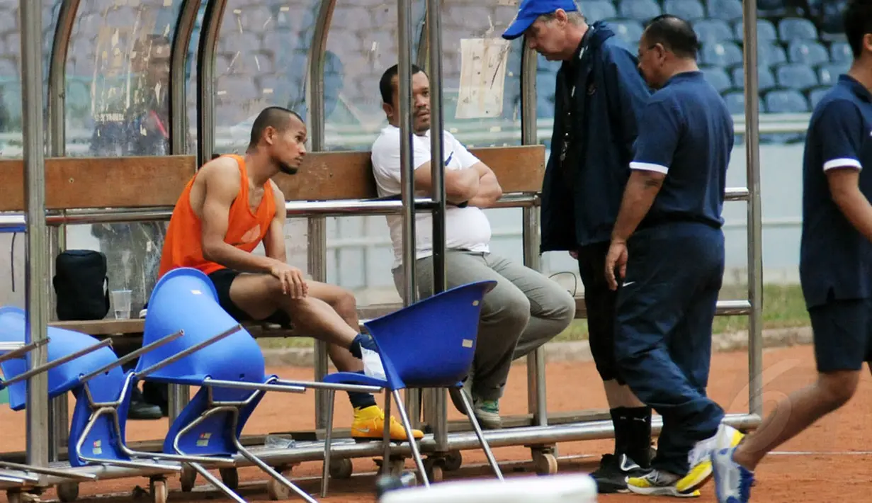 Pelatih timnas Indonesia, Alfred Riedl (bertopi) melihat kondisi Supardi (kiri) usai latihan di Stadion GBK Jakarta, Kamis (13/11/2014). (Liputan6.com/Helmi Fithriansyah)