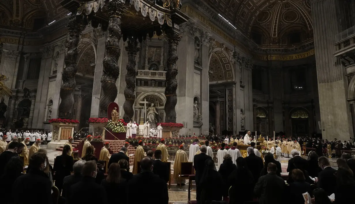 Suasana Misa Malam Natal, di Basilika Santo Petrus, di Vatikan, Jumat (24/12/2021). Di acara tersebut, Paus Fransiskus mengatakan meskipun ada kebangkitan kasus COVID-19 yang telah mendorong mandat vaksin baru untuk karyawan Vatikan. (AP Photo/Alessandra Tarantino)