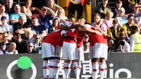 Para pemain Arsenal merayakan gol yang dicetak Pierre-Emerick Aubameyang ke gawang Watford pada laga Premier League 2019/20 di Stadion Vicarage Road, Watford, Minggu (15/9). Kedua klub bermain imbang 2-2. (AFP/Ben Stansall)