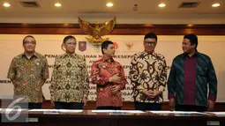 MenPAN RB, Yuddy Chrisnandi (tengah) bersama Mendagri Thahjo Kumolo (kedua kanan), Ketua Bawaslu Muhammad (kanan) bersiap menandatangani nota kesepahaman netralitas aparatur sipil negara di Jakarta, Jumat (2/10/2015). (Liputan6.com/Helmi Fithriansyah)