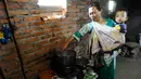 <p>Sekitar 70 kepala keluarga di desa ini memanfaatkan kotoran sapi perah yang dimasukkan ke dalam reaktor sehingga menghasilkan biogas sebagai pengganti liquefied petroleum gas (LPG) untuk kebutuhan rumah tangga. (merdeka.com/Arie Basuki)</p>