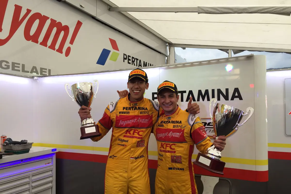 Mitch Evans dan Sean Gelael 