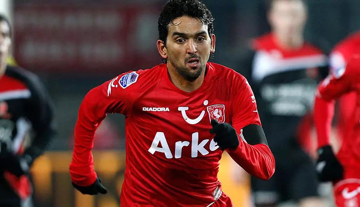 Nashat Akram. Gelandang serang Irak yang kini berusia 37 tahun dan telah pensiun pada April 2015 bersama Erbil SC ini pernah berseragam Twente selama 1 musim pada 2009/2010 usai didatangkan dari Al Gharafa SC dengan status bebas transfer. Ia total bermain dalam 17 laga bersama Twente di semua ajang dengan torehan 2 gol dan 1 assist dan mampu mempersembahkan gelar juara Eredivisie pada musim tersebut. (twenteinsite.nl)