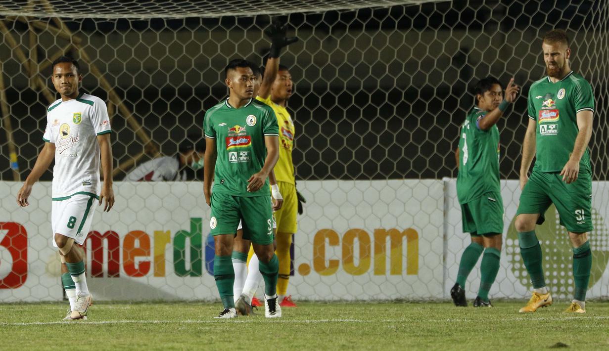 Bukan tanpa sebab, Oktafianus Fernando (kiri) lebih dipercaya oleh Aji Santoso untuk menemani tim senior Persebaya Surabaya di Piala Menpora 2021 yang telah main sebanyak empat kali. (Foto: Bola.com/Ikhwan Yanuar)