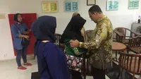 Anies Jenguk Anggota Pemadam yang Jadi Korban Kebakaran Kembangan