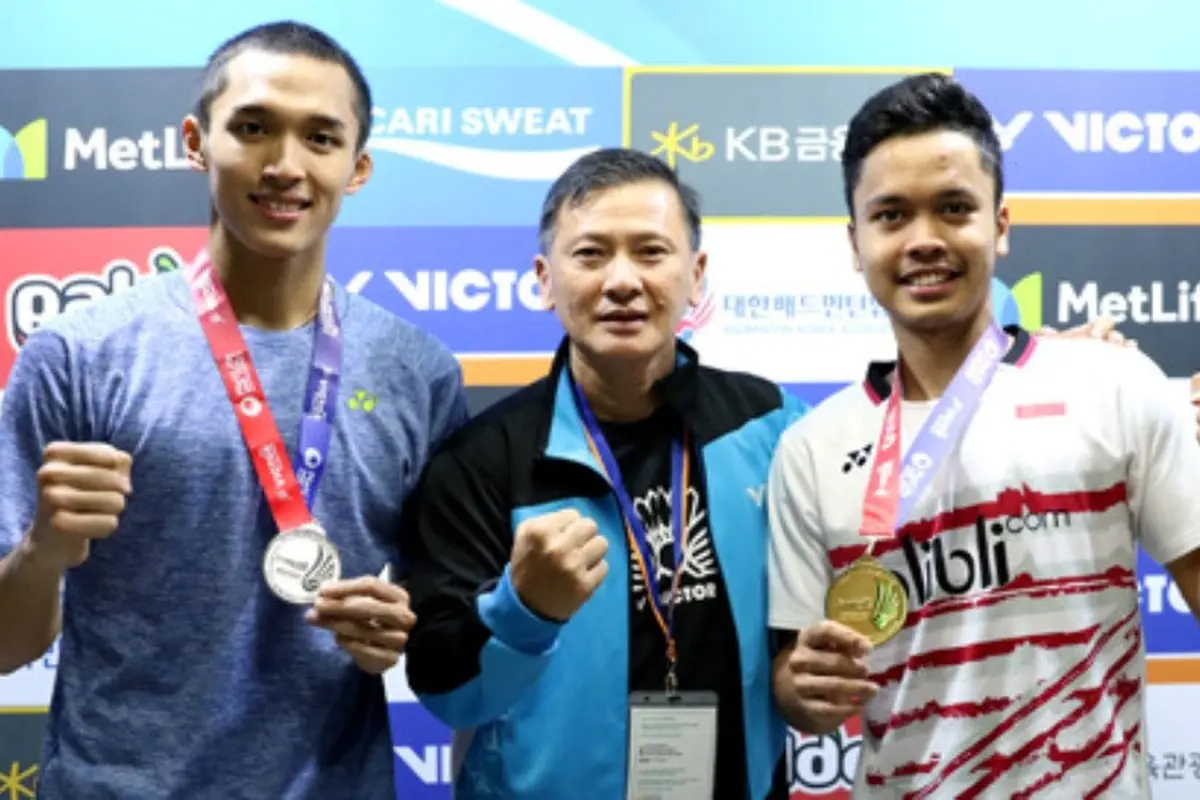 Pelatih kepala tunggal putra PBSI, Hendry Saputra (tengah), bersama Anthony Sinisuka Ginting (kanan) dan Jonatan Christie. (PBSI)