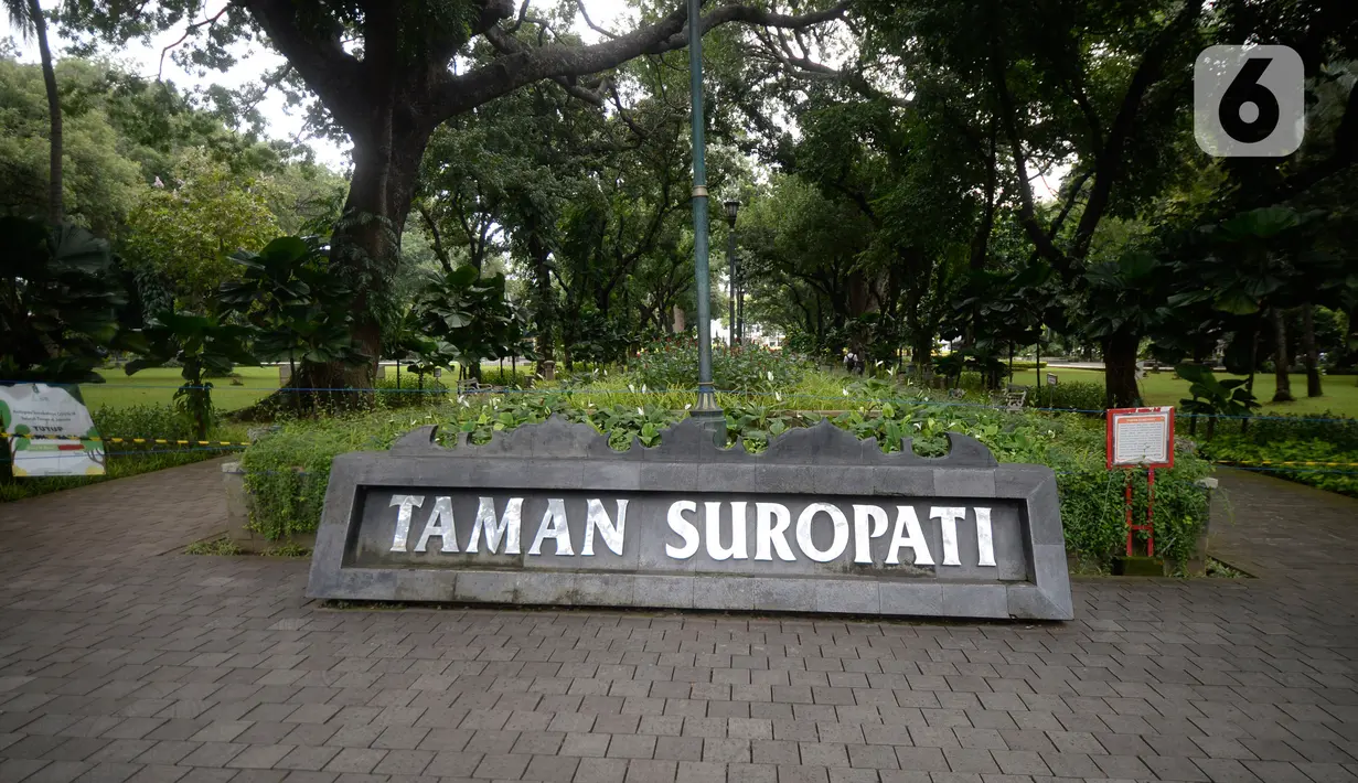 Suasana Taman Suropati, Menteng, Jakarta, Senin (21/12/2020). Pemerintah Provinsi DKI Jakarta mengeluarkan aturan mengenai pembatasan operasional tempat makan, hiburan, dan lokasi wisata selama libur Natal 2020 dan tahun baru 2021 hingga jam 21.00 malam. (merdeka.com/Dwi Narwoko)