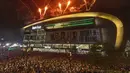 Kembang api meledak di atas Fiserv Forum setelah Milwaukee Bucks mengalahkan Phoenix Suns di Game 6 final bola basket NBA di Milwaukee, Selasa (20/7/2021). Bucks menang 105-98. (AP Photo/Aaron Gash)