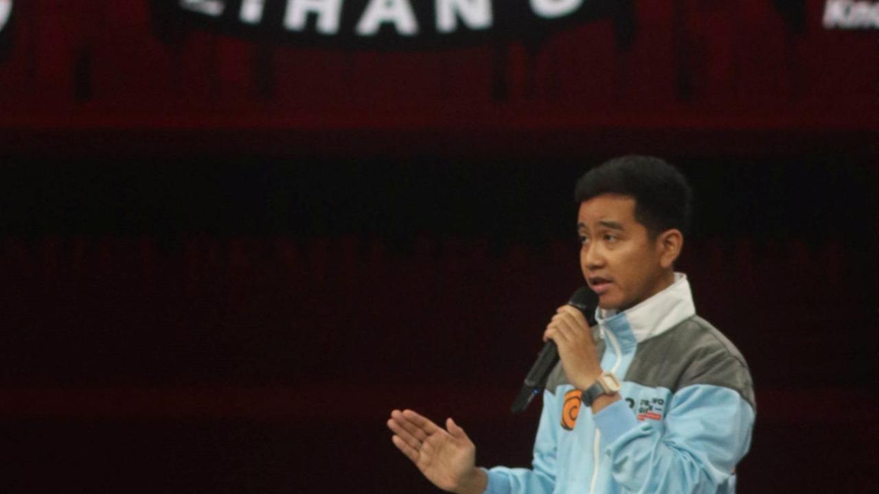 "Saya enggak tahu ya, Pak Tom Lembong, dan timsesnya sering enggak diskusi dengan cawapresnya, masa cawapresnya enggak paham, aneh loh," ujar Gibran.